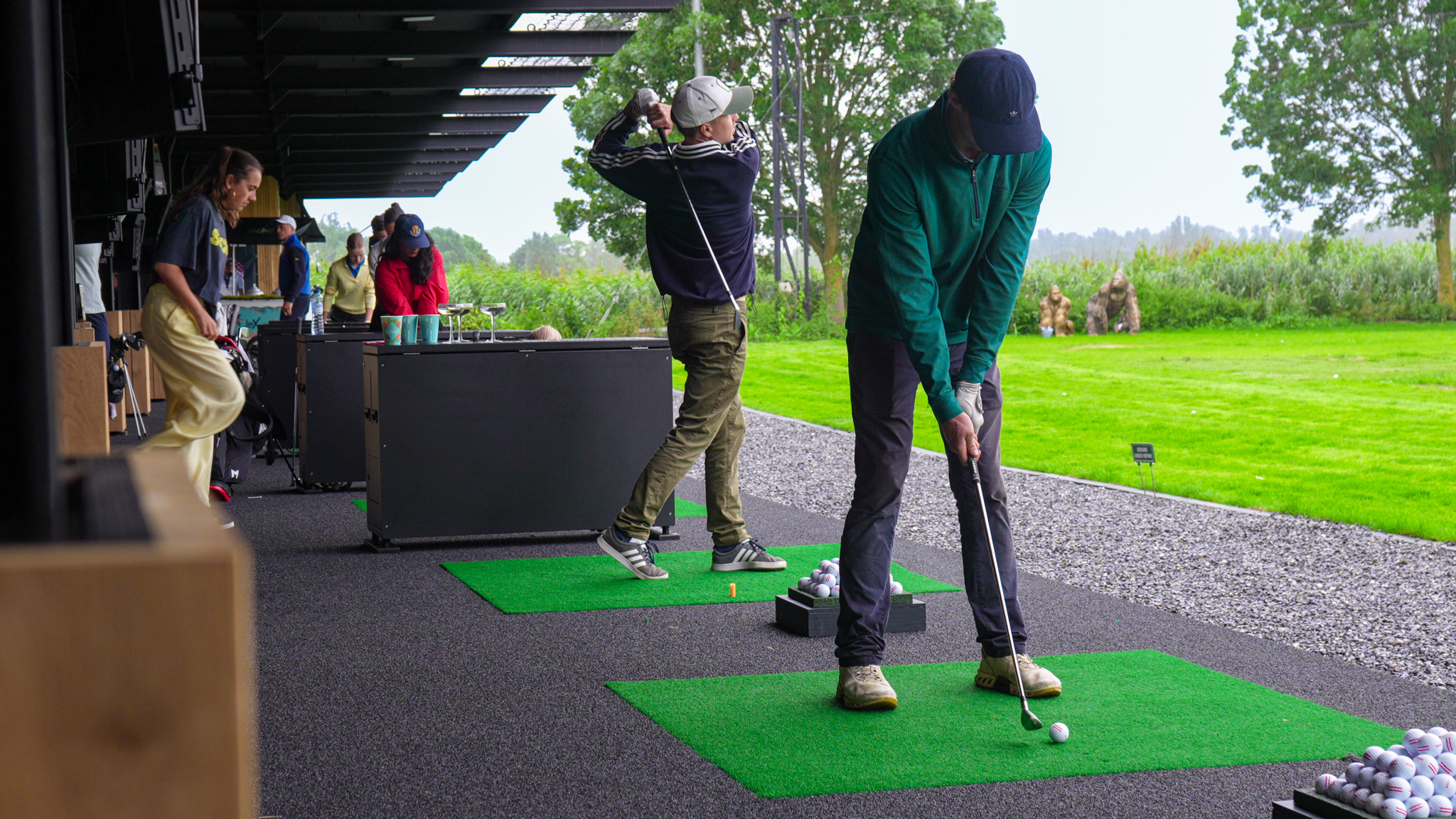 Golfers oefenen op Golfbaan Crimpenerhout