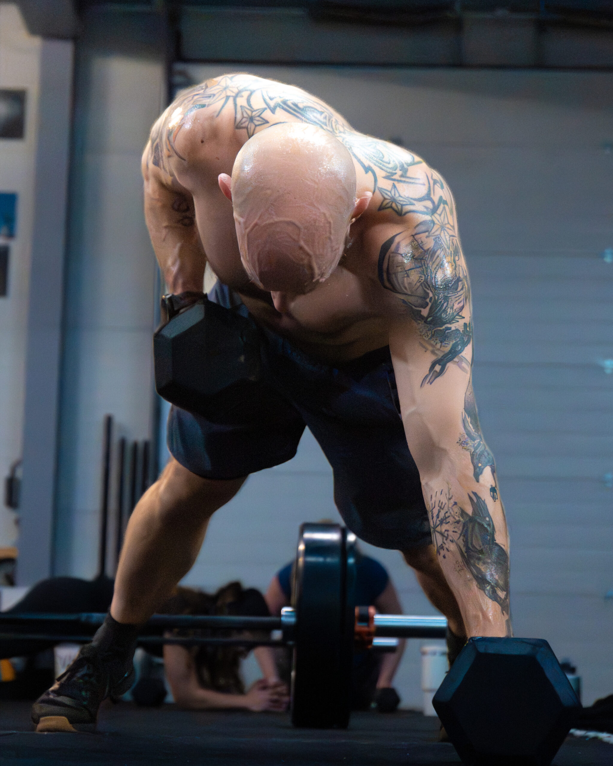CrossFit-sporter traint met dumbbells