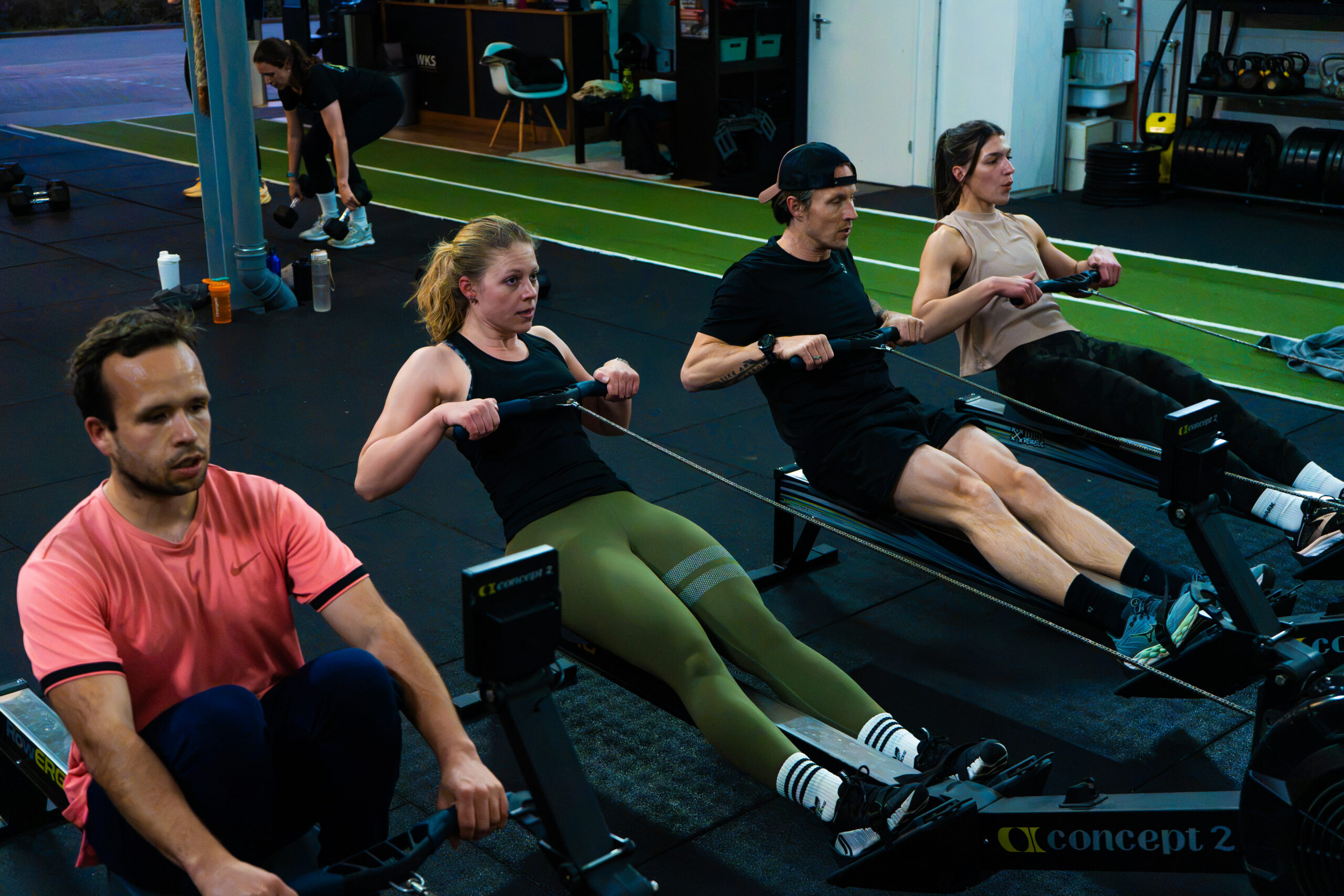 Sporters trainen op roeimachines