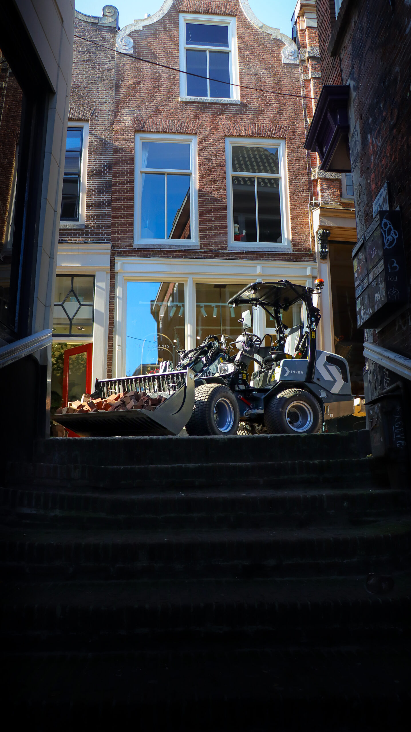Infrabedrijf aan het werk in een winkelstraat