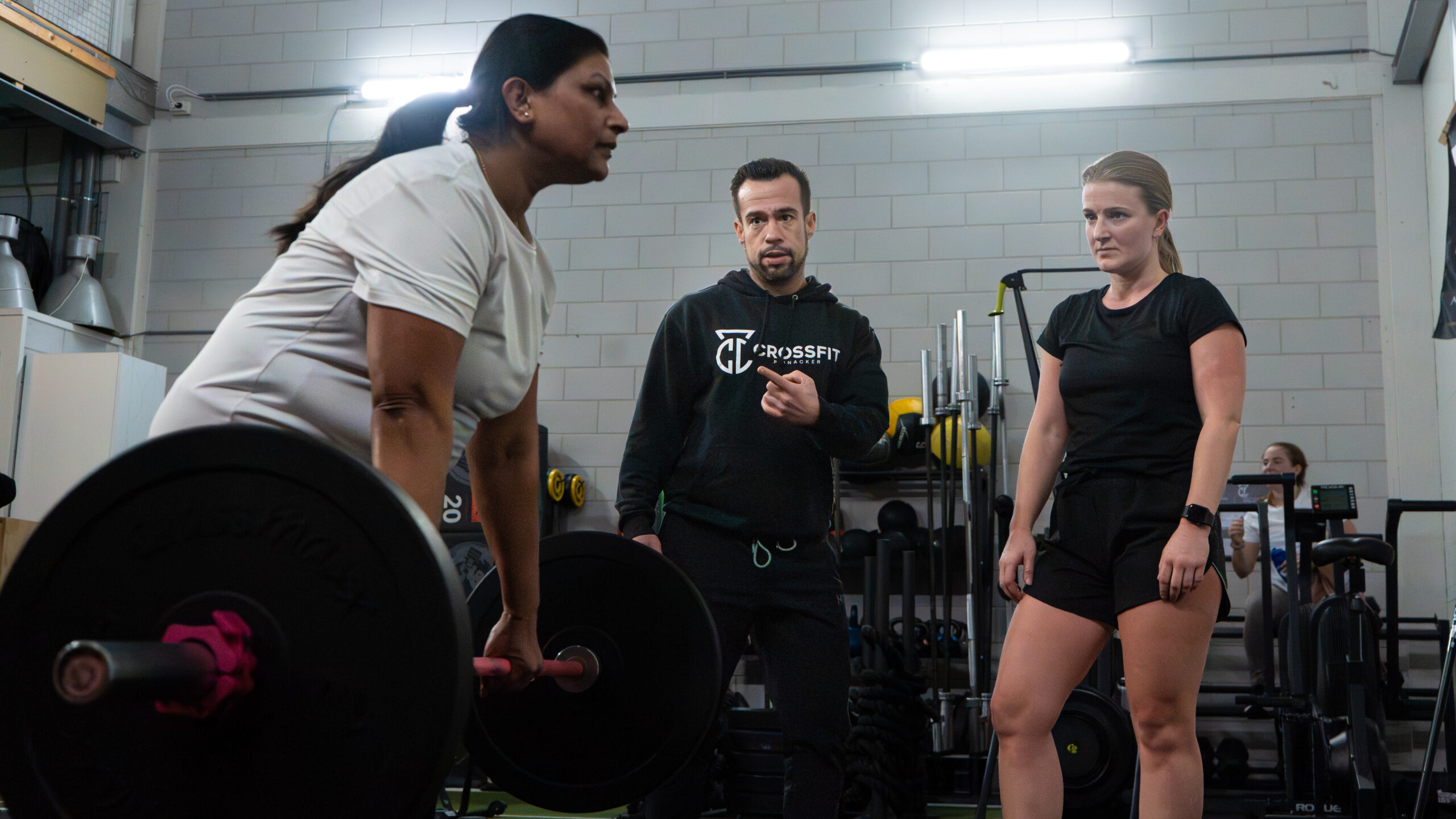 CrossFit-training met coach en sporters