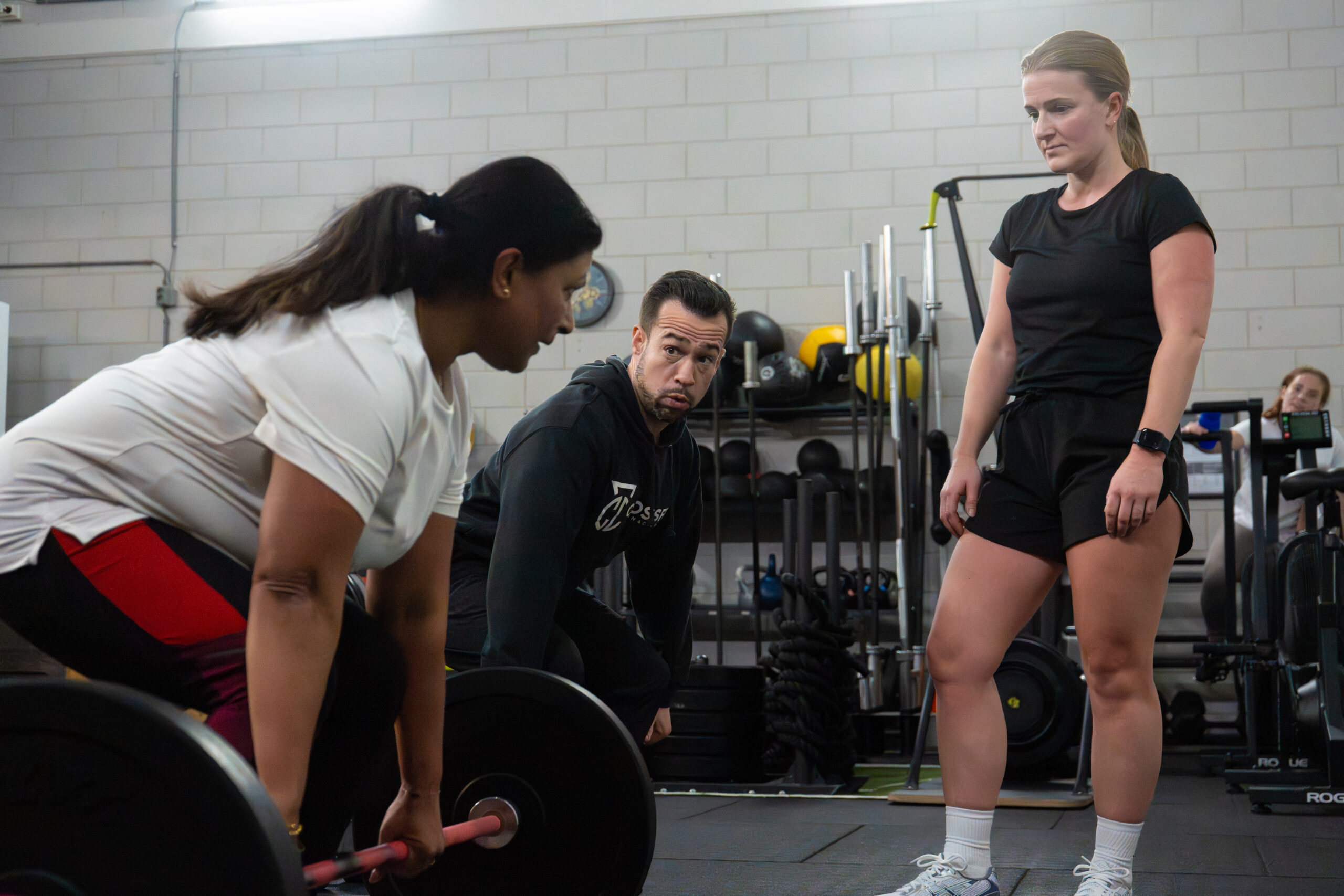 CrossFit-coach begeleidt training