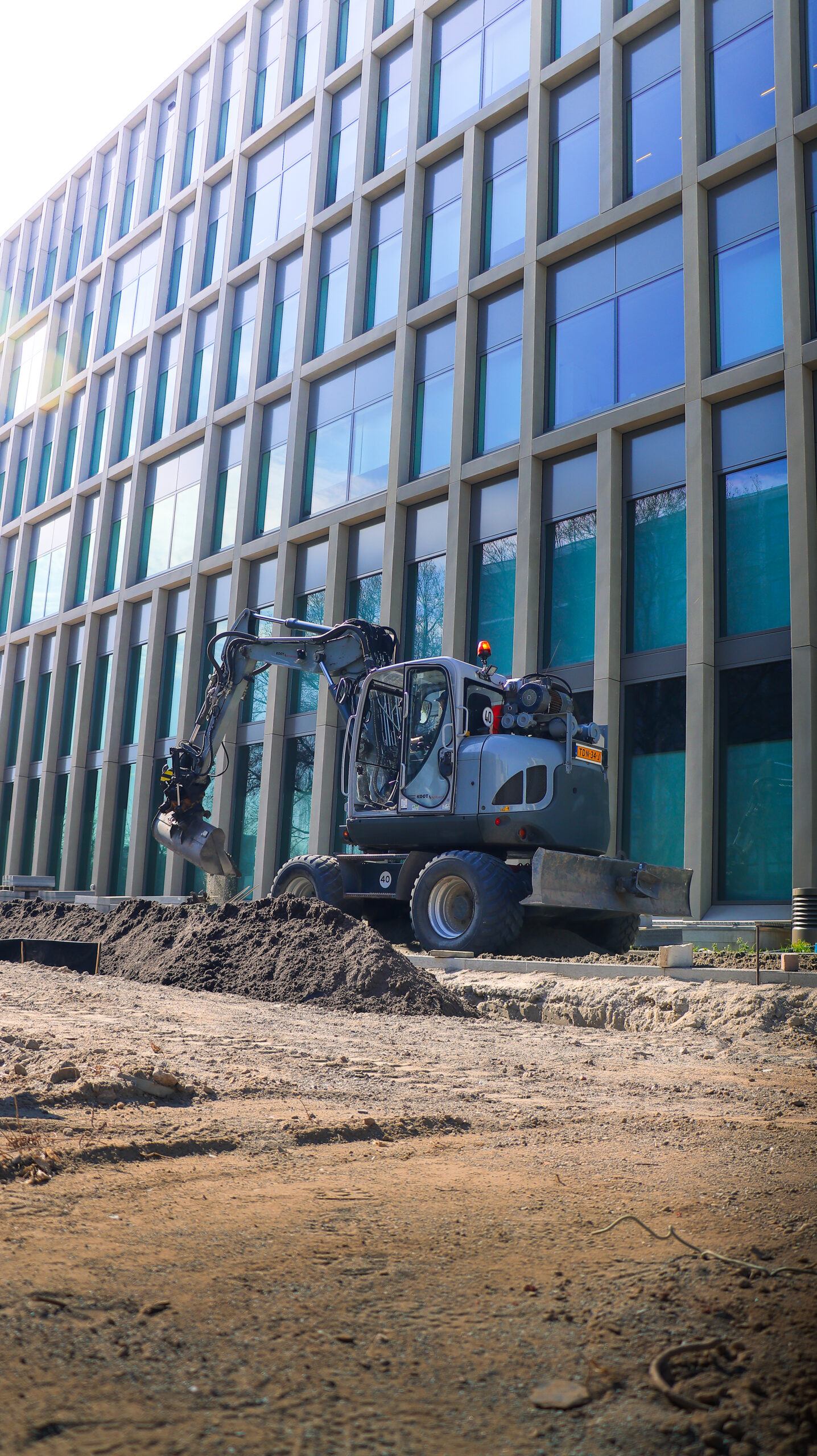 Werkzaamheden van KOOT Infra bij een kantoorgebouw