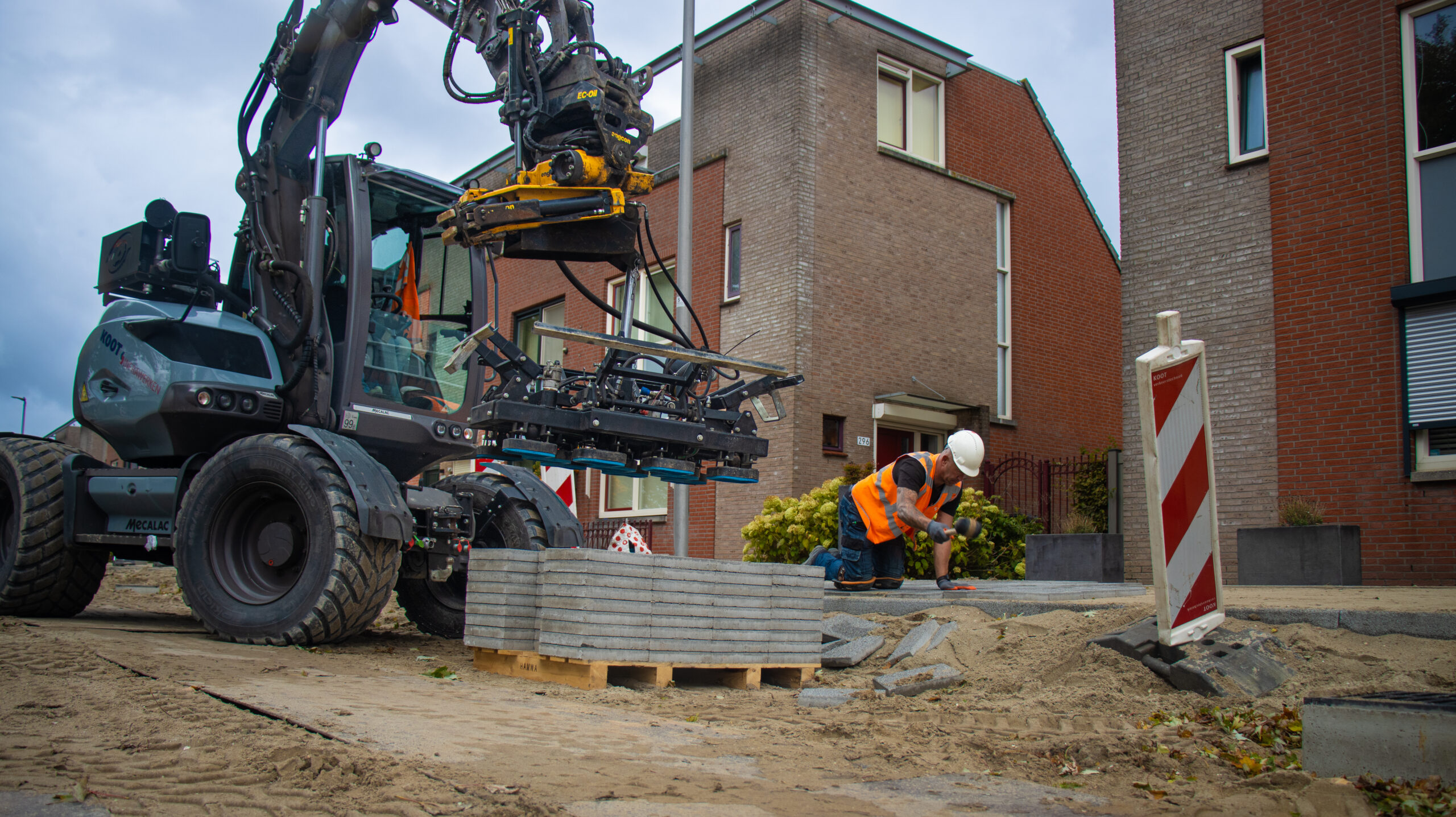 Infrawerkzaamheden aan bestrating in een woonstraat