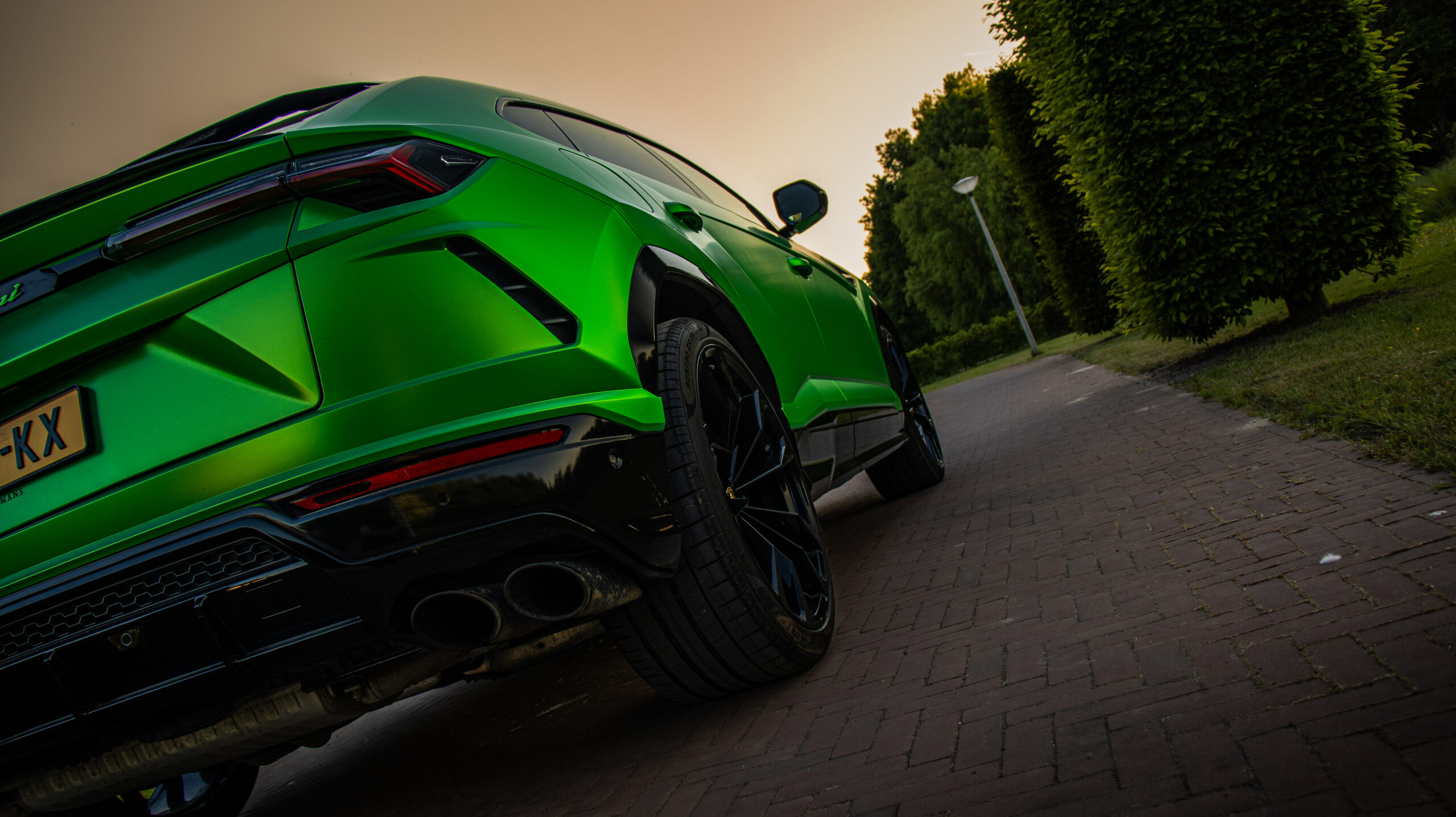 Groene Lamborghini tijdens een automotive-fotoshoot