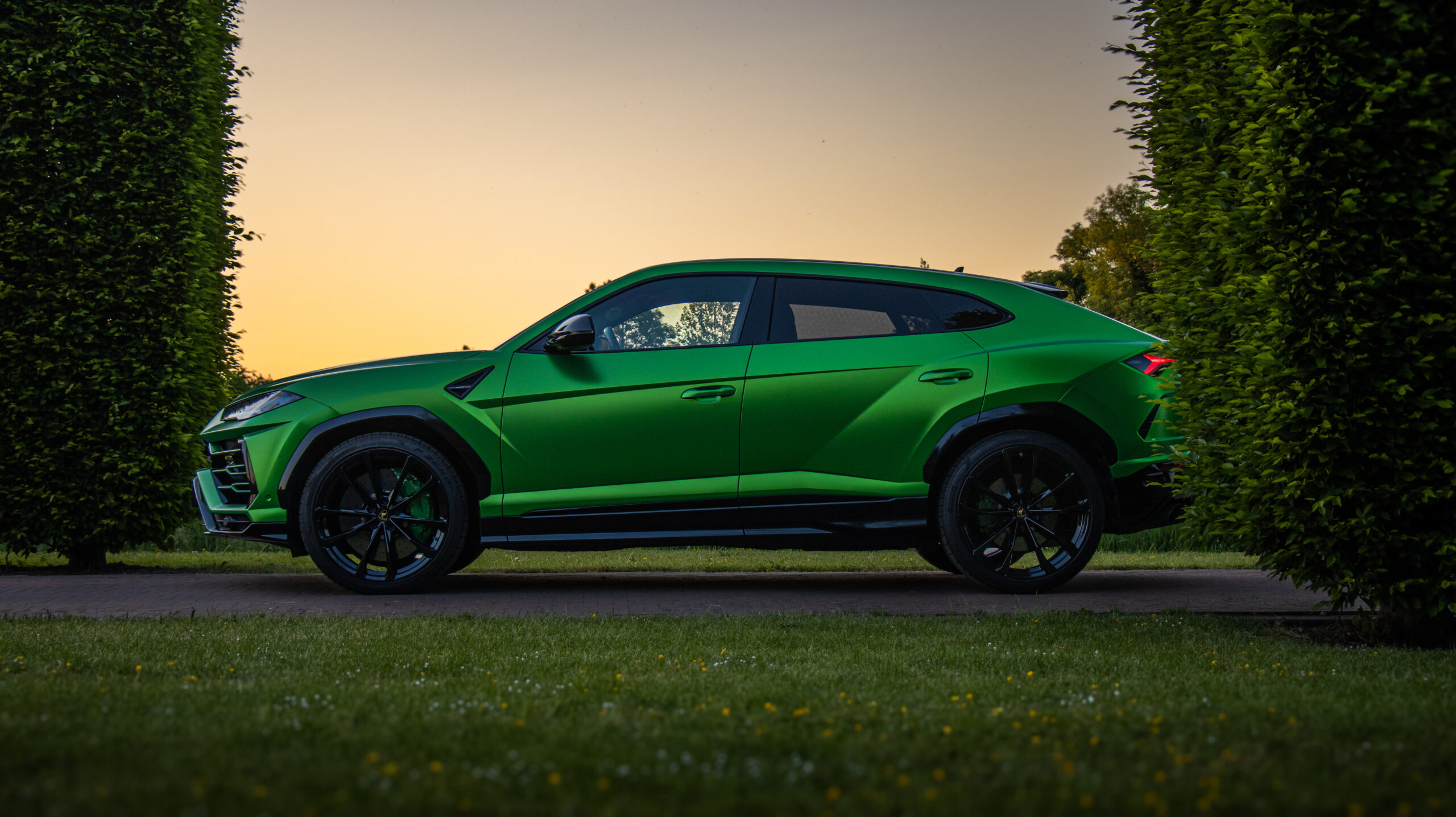 Groene Lamborghini van opzij